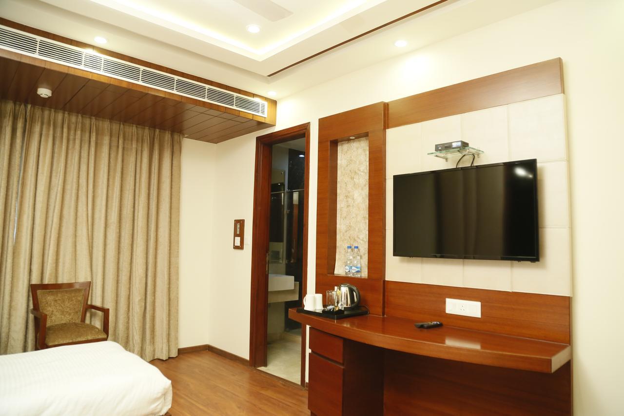 Grand Ffour Hotel Ню Делхи Екстериор снимка