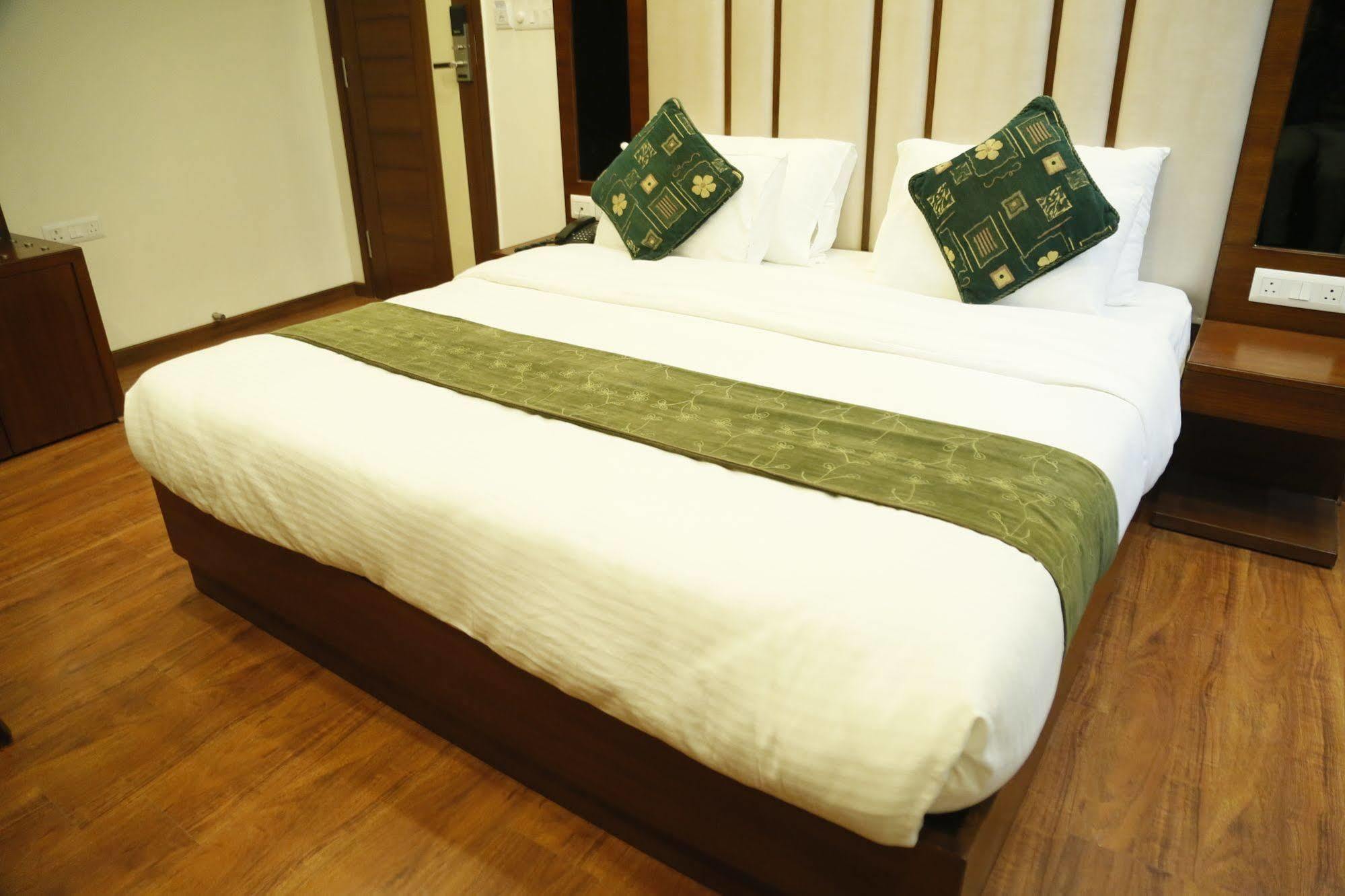 Grand Ffour Hotel Ню Делхи Екстериор снимка