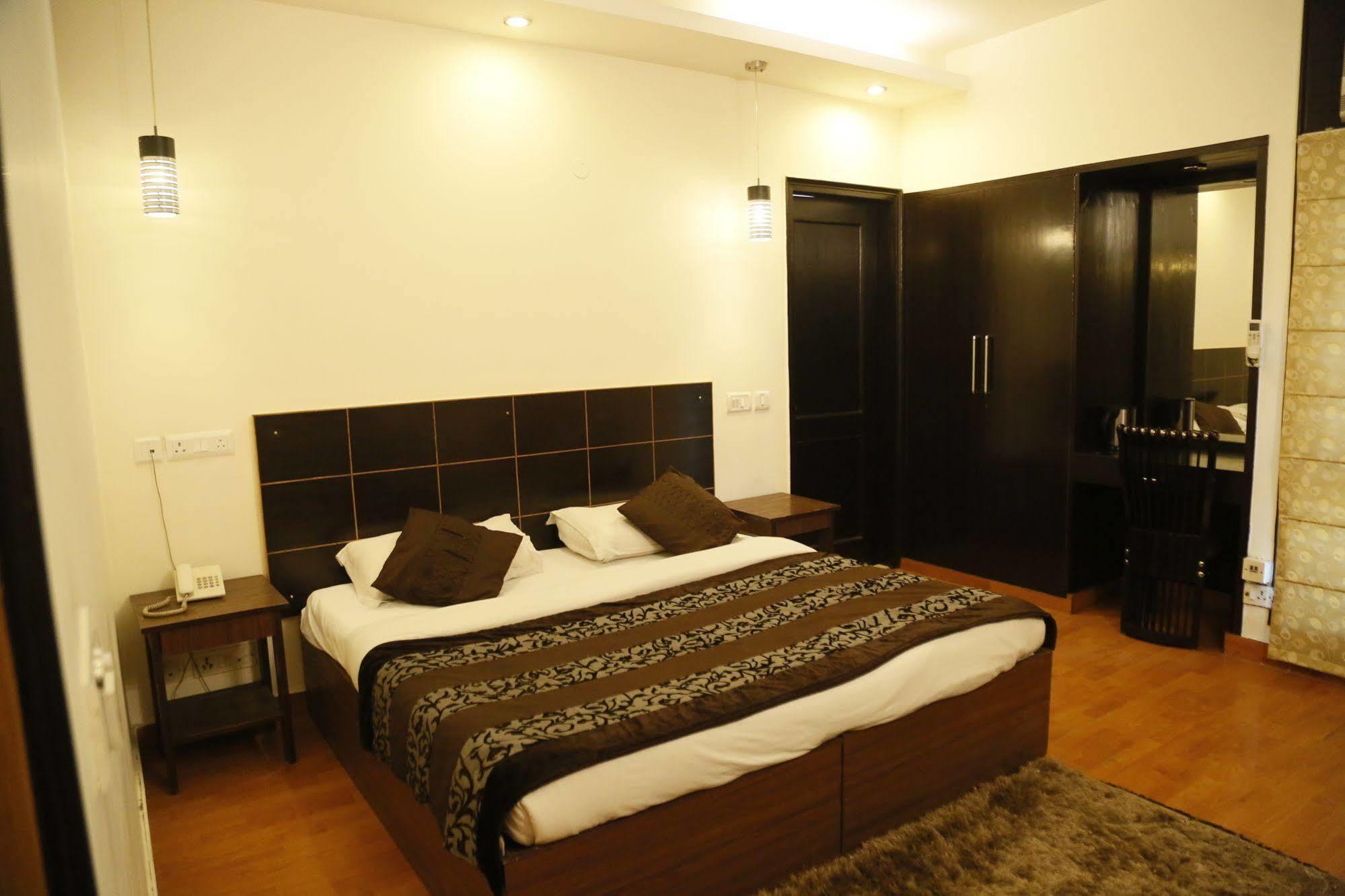Grand Ffour Hotel Ню Делхи Екстериор снимка