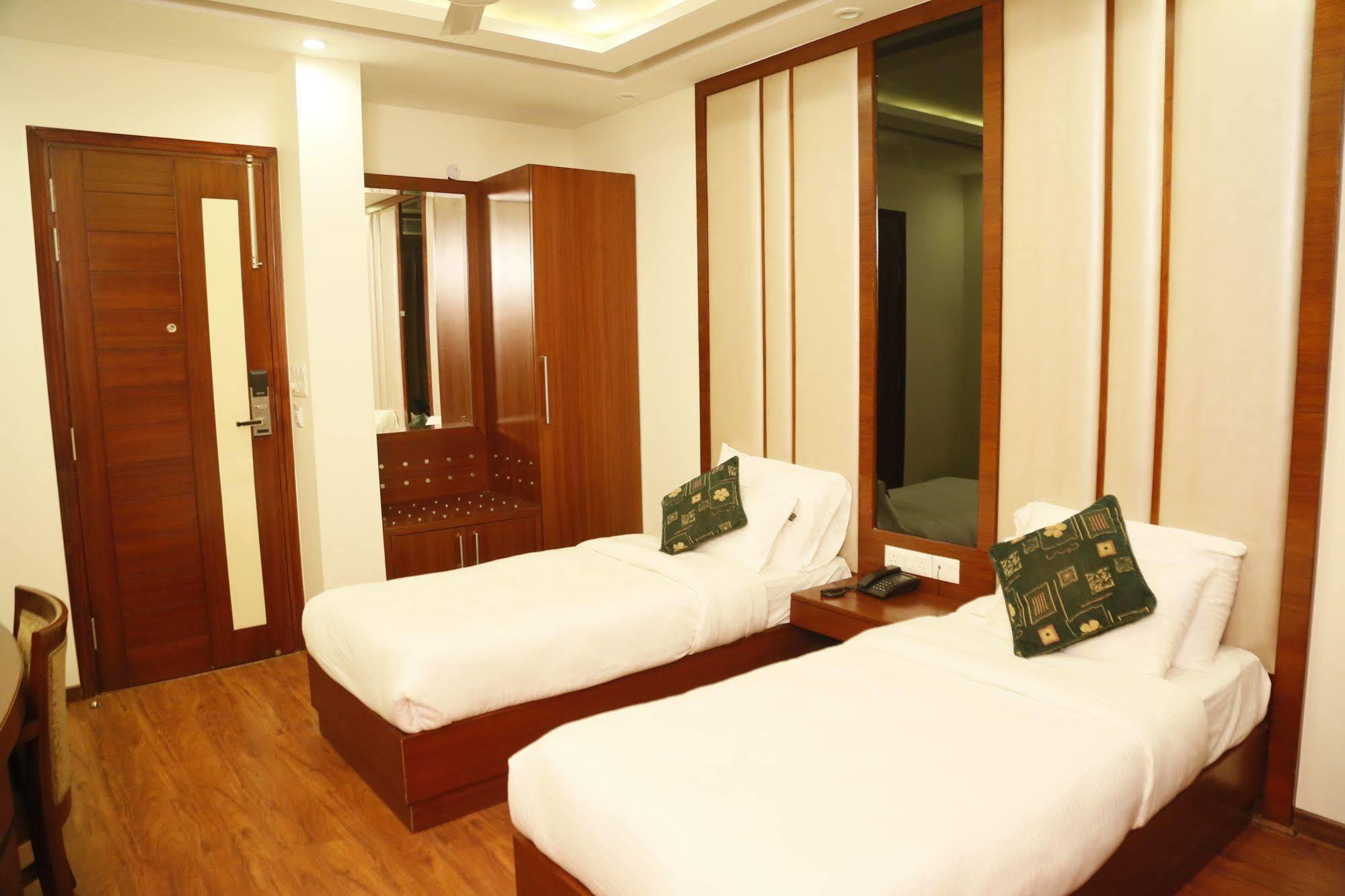 Grand Ffour Hotel Ню Делхи Екстериор снимка